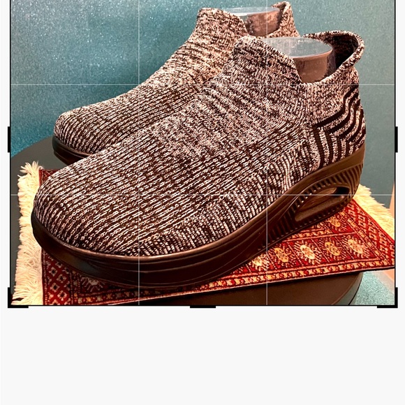 Shoes - EUC! Gray & Black Mega-Comfy Slip-On Sneakers. Stretchy fabric = HAPPY FEET!🦶👣🦶👣